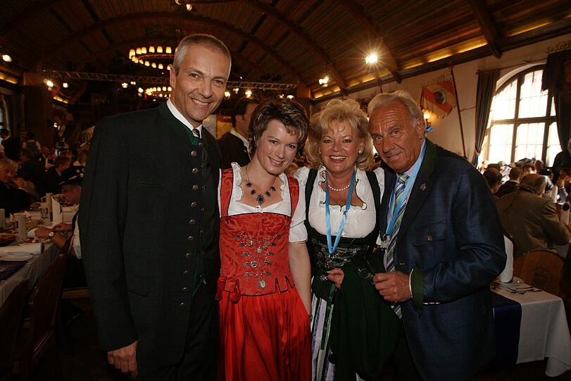 Django schenkt ein: Die besten Bilder vom Politikerderblecken beim Maibock-Anstich im Hofbräuhaus.