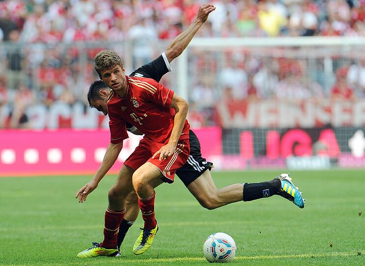 THOMAS MÜLLER: Man fragte sich: wie lange dauert es, bis auch er trifft. Der HSV lud freundlich ein, Müller traf &ndash; den Pfosten (42.). Und die Nerven der Fans. Alleingang ohne Übersicht (45.). Haderte wegen seiner vergebenen Chancen. NOTE 3
