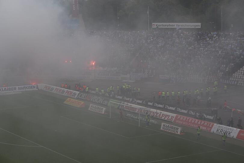Die Bilder von der Pyro-Show der Löwen-Fans in Karlsruhe