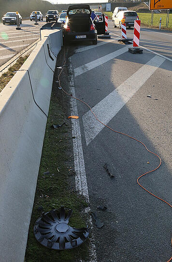 Unfall auf der A 94 bei Heldenstein: Ein Autofahrer fuhr mehrere Warnbarnken um und landete anschließend in einem Fahrbahnteiler. Zuvor wurde er wohl von der Sonne geblendet.