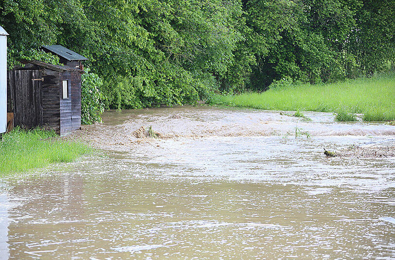 Keller auspumpen und dem Hochwasser Herr werden &ndash; am Sonntagnachmittag war die Feuerwehr in Kirchdorf bei Haag im Einsatz. Die Bilder.