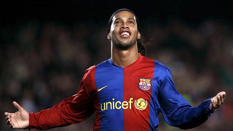 Offensiver Mittelfeldspieler - Ronaldinho: Der Brasilianer spielte unter anderem für den FC Barcelona und den AC Milan. Ronaldinho wurde zwei Mal Weltfußballer, gewann zudem 2002 die Weltmeisterschaft.
