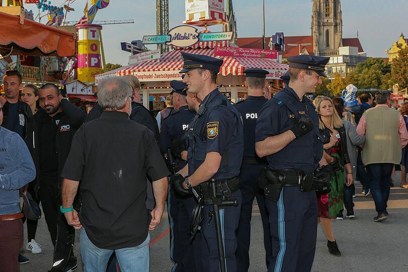 Die AZ hat die Polizisten der Wiesnwache für einen Tag begleitet: Wegerklärungen, "Kotzhügel"-Besuche, Festnahmen und einiges mehr - klicken Sie sich durch die Bilderstrecke.