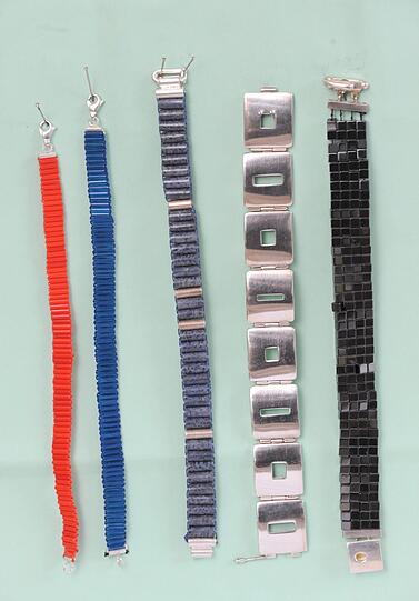 Zu ihren Kunstwerken gehören neben Armbändern auch Ohringe, Ketten...