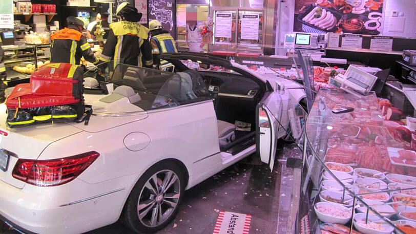 Die Frau fuhr mit ihrem Mercedes mitten in die Metzgerei.