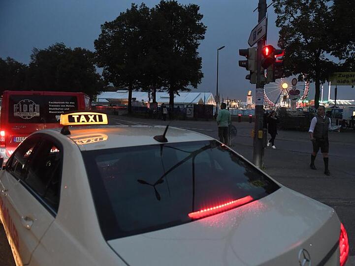Ein freies Taxi fährt in die Nähe des Oktoberfest um Besucher aufzunehmen. Foto: Felix Hörhager/dpa/Archivbild