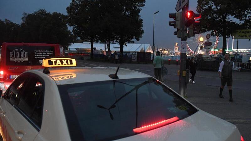 Ein freies Taxi fährt in die Nähe des Oktoberfest um Besucher aufzunehmen. Foto: Felix Hörhager/dpa/Archivbild Ein freies Taxi fährt in die Nähe des Oktoberfest um Besucher aufzunehmen. Foto: Felix Hörhager/dpa/Archivbild