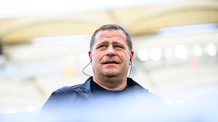 Münchens Sportvorstand Max Eberl steht vor dem Spiel im Stadion.