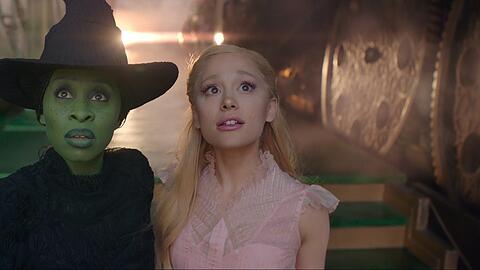 Abneigung, die in eine schillernde beste Freundschaft übergeht: Cynthia Erivo als gar nicht so böse Hexe Elphaba und Ariana Grande als gar nicht so gute Fee Glinda in Kontrastfarben.