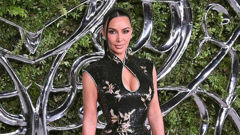 Kim Kardashian war bis 2022 mit Pete Davidson zusammen. Erst 2026 konnte mit Lewis Hamilton wieder ein Mann ihr Herz erobern. Kim Kardashian war bis 2022 mit Pete Davidson zusammen. Erst 2026 konnte mit Lewis Hamilton wieder ein Mann ihr Herz erobern.