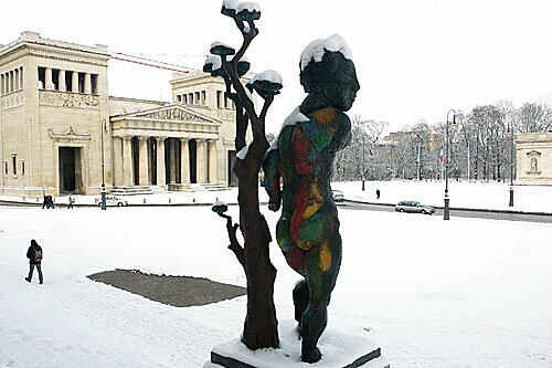 Beschneit: Die Skulptur von Markus Lüpertz auf dem Königsplatz.