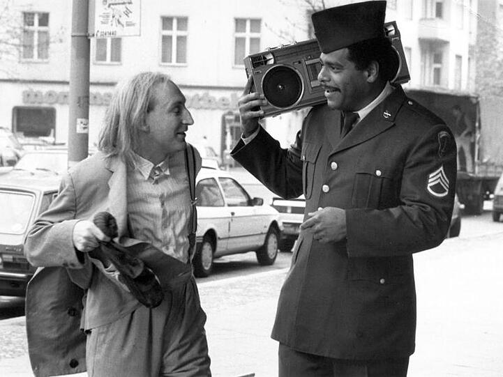 Otto Waalkes (l) und Günther Kaufmann als US-Soldat in einer Szene des Films "Otto - Der Film" (1985).