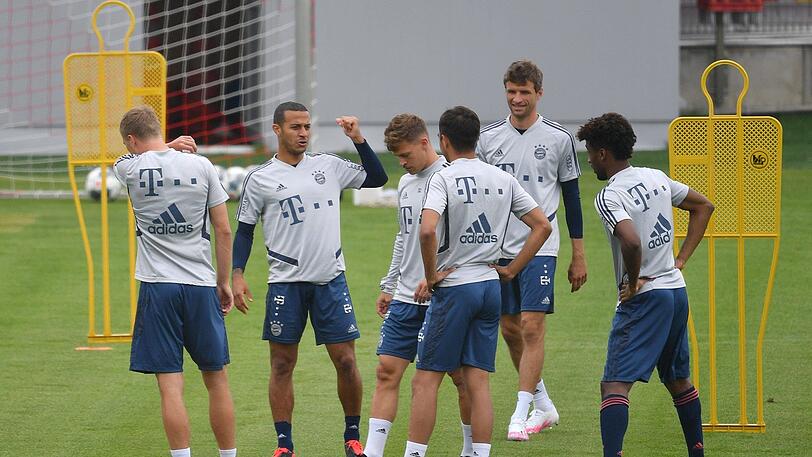 Wegen eines Trainingsfotos, bei dem die Abstandsregeln nicht eingehalten wurden, sind zwei Bayern-Spieler angezeigt worden. Um welches Foto es sich genau handelt, ist unklar. (Symbolbild)