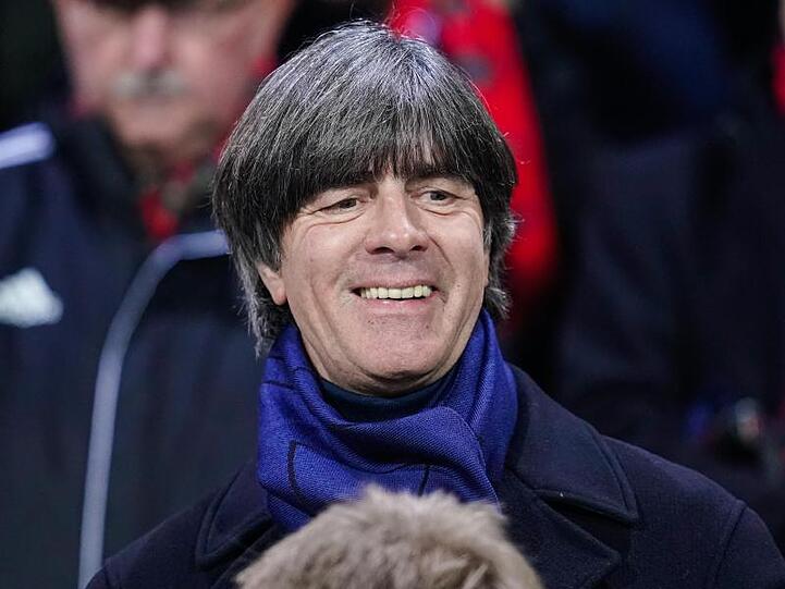 Bundestrainer Joachim Löw steht auf einer Tribüne. Foto: Uwe Anspach/dpa/Archivbild