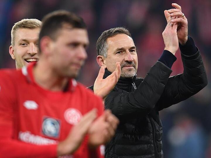 Unter Trainer Achim Beierlorzer (r) feierte der FSV Mainz 05 im zweiten Spiel den zweiten Sieg.