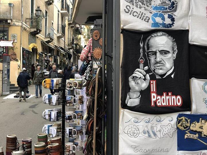 Ein Souvenir-Geschäft auf Sizilien wirbt mit dem Konterfei von Marlon Brando als Mafia-Boss Don Vito Corleone im Film "Der Pate".