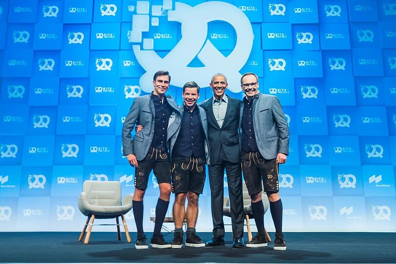 Barack Obama zwischen den "Bits and Pretzels"-Gründern Andreas Bruckschlögl, Felix Haas, Bernd Storm van's Gravesande (von links).