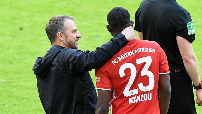 Trost vom Trainer: Hansi Flick mit Tanguy Nianzou.