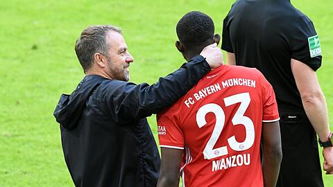 Trost vom Trainer: Hansi Flick mit Tanguy Nianzou.