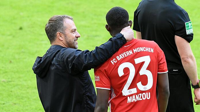 Trost vom Trainer: Hansi Flick mit Tanguy Nianzou.