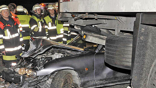 Unfall auf der A99 ein Cabrio wurde unter einen Lkw geschleuderrt Unfall auf der A99 ein Cabrio wurde unter einen Lkw geschleuderrt
