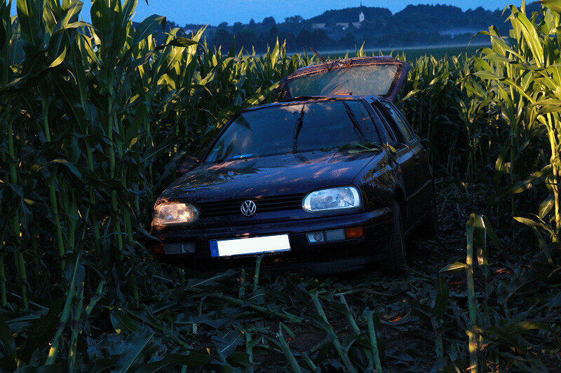 In der Nähe von Traunreut überschlug sich ein Golf in einem Maisfeld. Drei junge Männer wurden in dem Maisfeld entdeckt.