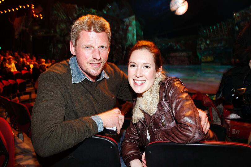 Das Musical "Cats" feiert Premiere im Theaterzelt an der Westendstraße: Schauspieler Martin Gruber mit Frau Corinna.