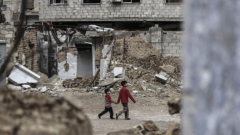 Zwei syrische Jungen zwischen zerstörten Häusern in Duma. Der Krieg in Syrien war 2106 der Konflikt mit den meisten Opfern.