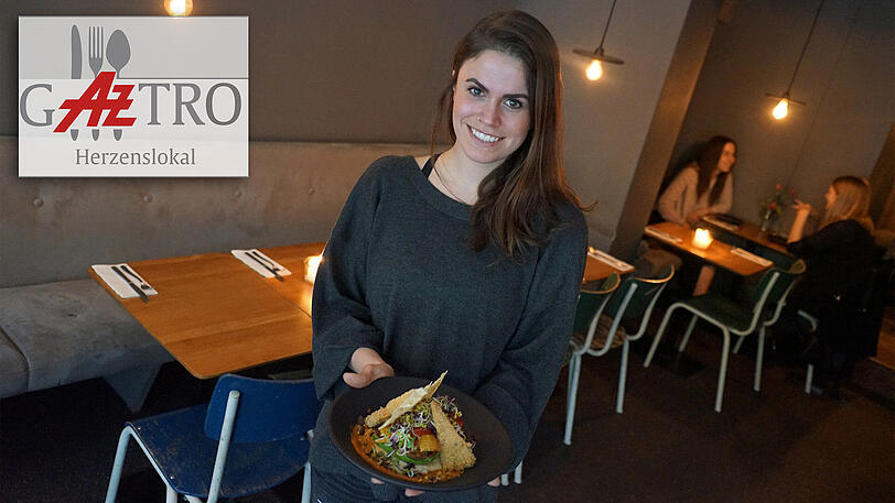 Dorte Zander vom veganen Restaurant "Gratitude" mit dem Avocado-Gericht mit frittiertem Tempeh.