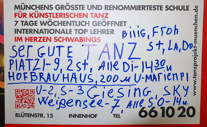 Statt eigener Plakatwerbung hat in Neuperlach jemand eine bestehende Werbung für seine Zwecke genutzt.