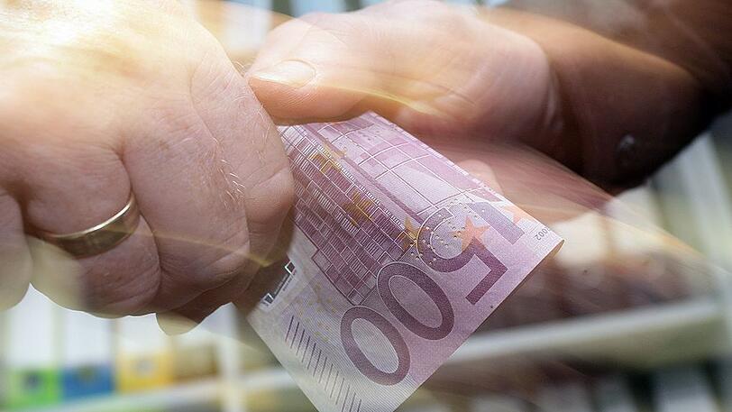 Die Betrüger lenkten den Verkäufer mit einem 500-Euro-Schein ab. (Symbolbild)