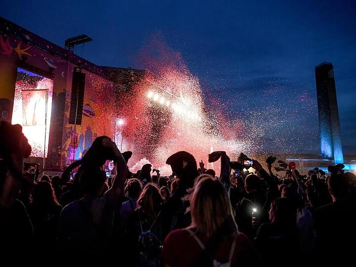 Das Publikum jubelt beim Lollapalooza Festival Berlin im Jahr 2019.