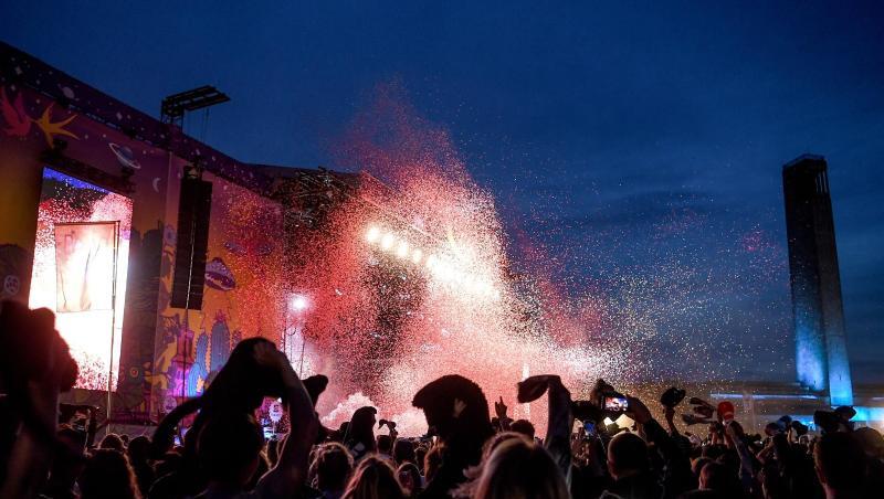 Das Publikum jubelt beim Lollapalooza Festival Berlin im Jahr 2019. Das Publikum jubelt beim Lollapalooza Festival Berlin im Jahr 2019.