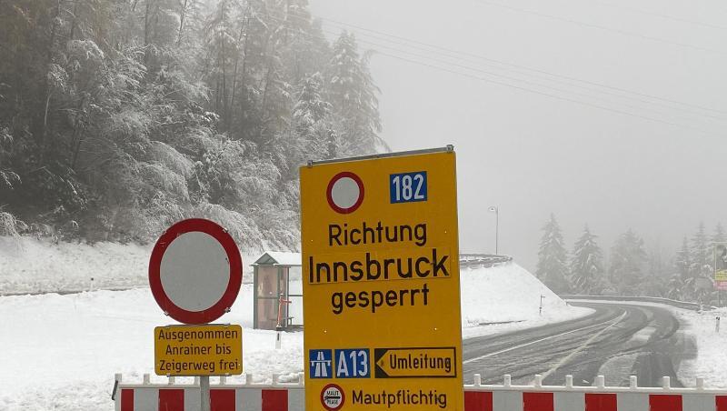 Die Stubaitalstraße ist nach einem Lawinenabgang gesperrt. Foto: Daniel Liebl/Zeitungsfoto.At/APA/dpa Die Stubaitalstraße ist nach einem Lawinenabgang gesperrt. Foto: Daniel Liebl/Zeitungsfoto.At/APA/dpa