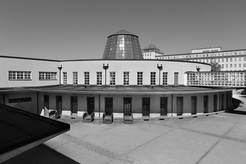1925/26 nach Plänen von Robert Vorhoelzer und Walther Schmidt erbaut: das Paketzustellamt hinterm Circus Krone.