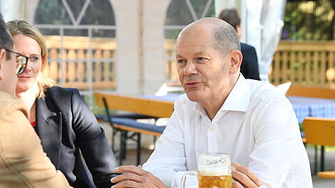 "Die Stimmung in der SPD ist sehr gut." Olaf Scholz entspannt und mit Bier im Gespräch mit Politik-Redakteur Markus Lohmüller.