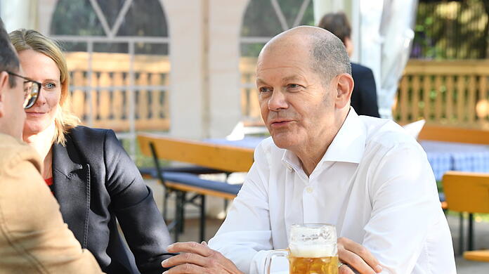 "Die Stimmung in der SPD ist sehr gut." Olaf Scholz entspannt und mit Bier im Gespräch mit Politik-Redakteur Markus Lohmüller.