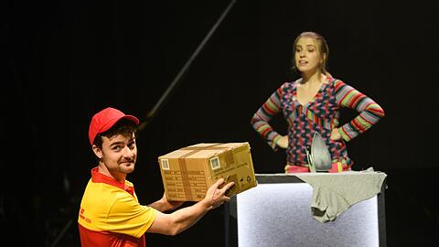 Alexander Sichel beliefert Julia Taschler.