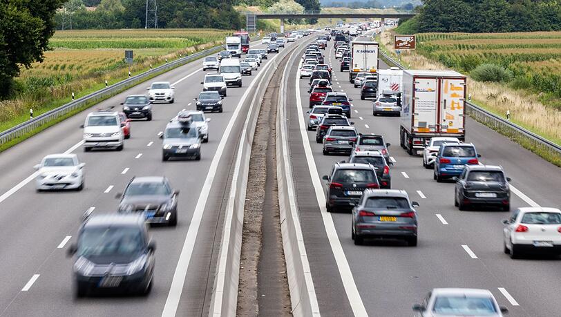 Fahrzeuge fahren auf einer Autobahn. (Symbolbild)