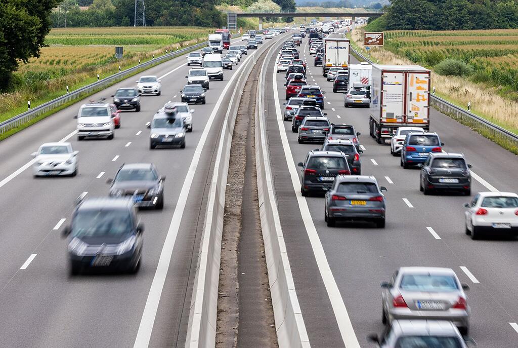A92 bei Eching Unbekannte tauschen Geschwindigkeitsbeschilderung aus