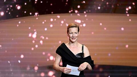 Schauspielerin Sandra Hüller steht bei der Verleihung des Deutschen Filmpreises auf der Bühne.