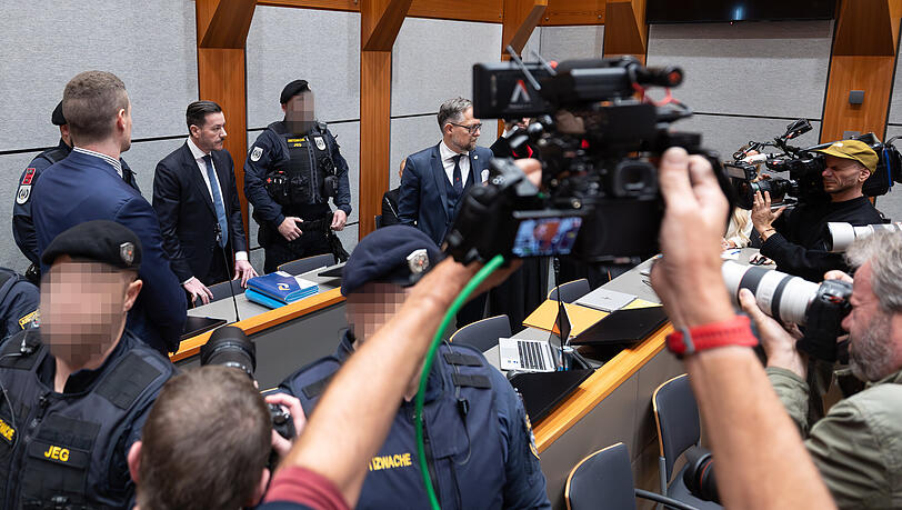 Der Angeklagte René Benko (Mitte) steht mit den Anwälten Thomas Pillichshammer (links) und Norbert Wess (Mitte rechts) im Schwurgerichtssaal des Landesgerichts Innsbruck. Der Angeklagte René Benko (Mitte) steht mit den Anwälten Thomas Pillichshammer (links) und Norbert Wess (Mitte rechts) im Schwurgerichtssaal des Landesgerichts Innsbruck.