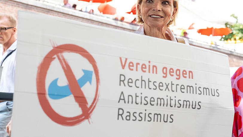 Die Schauspielerin Uschi Glas im letzten Jahr während einer Unterschriften-Aktion gegen Hass und Rassismus. Die Schauspielerin Uschi Glas im letzten Jahr während einer Unterschriften-Aktion gegen Hass und Rassismus.