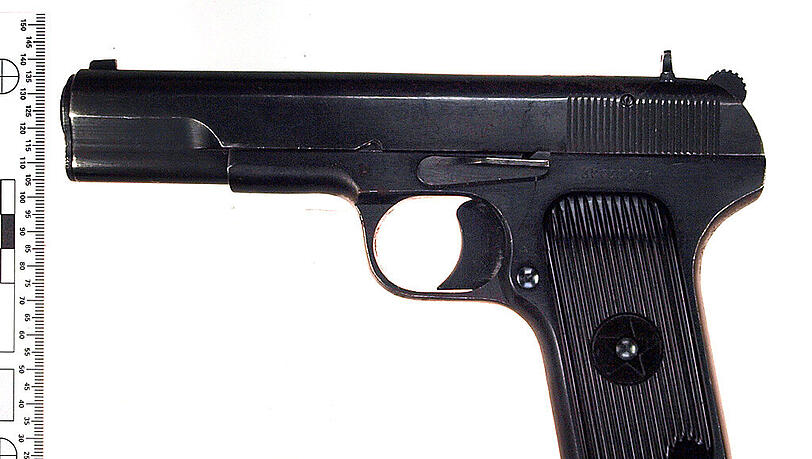Die Polizistenmörder verloren diese Pistole der Marke Tokarev am Tatort. Sie wurde für Soldaten der Roten Armee entwickelt. Die Polizistenmörder verloren diese Pistole der Marke Tokarev am Tatort. Sie wurde für Soldaten der Roten Armee entwickelt.