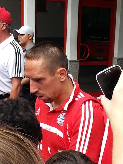 Auf dem Weg von der Säbener Straße zum Mannschaftshotel. Die Bayern-Stars gaben wartenden Fans vor dem Bundesliga-Auftakt noch ein paar Autogramme. Hier die Bilder.