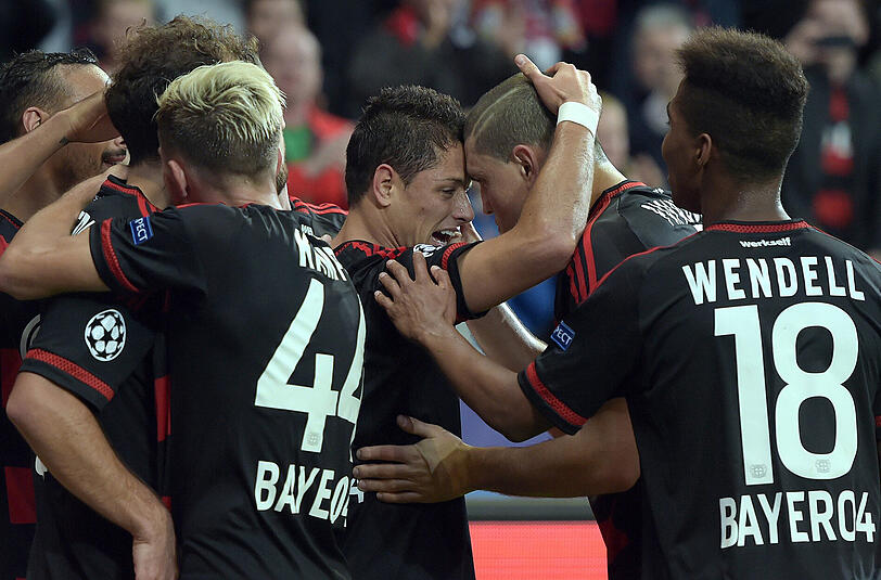 Javier Hernandez (M) feiert das 3:1 mit seinen Mitspielern.