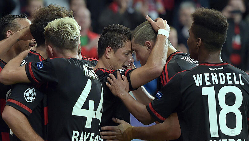 Javier Hernandez (M) feiert das 3:1 mit seinen Mitspielern. Javier Hernandez (M) feiert das 3:1 mit seinen Mitspielern.