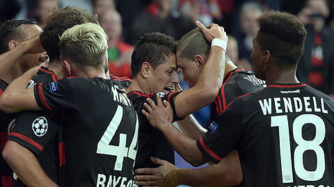 Javier Hernandez (M) feiert das 3:1 mit seinen Mitspielern.