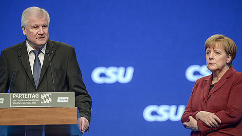 Eisige Stimmung zwischen Horst Seehofer und Angela Merkel bei ihrer Visite auf dem CSU-Parteitag Ende November in München. am Dienstag kommt der bayerische Ministerpräsident zum Gegenbesuch nach Karlsruhe.