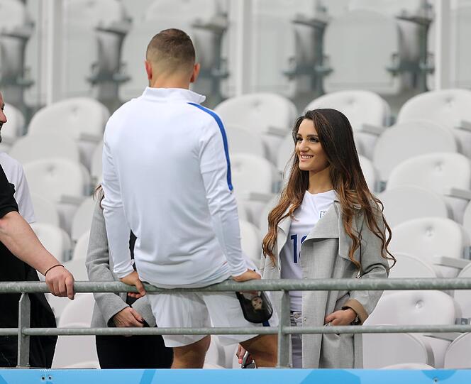 Adriana Michael ist die Freundin des englischen Nationalspielers Jack Wilshere. Hier unterhält sich das Pärchen vor dem Vorrunden-Spiel gegen Wales.